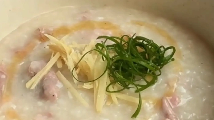 Ilustrasi bubur ayam rice cooker untuk artikel Hacks Praktis: Bubur Ayam Rice Cooker untuk Menu Hangat Keluarga