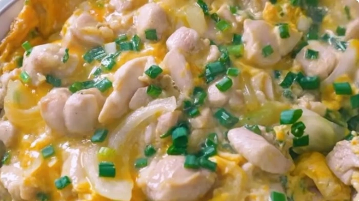 Ilustrasi oyakodon halal untuk artikel Oyakodon Halal, Rice Bowl Ayam dan Telur yang Simpel