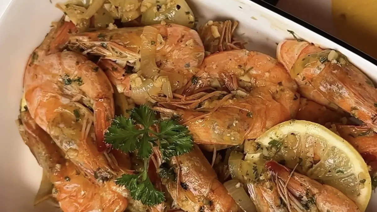 Ilustrasi shrimp garlic lemon butter untuk artikel Resep Shrimp Garlic Lemon Butter: Udang Gurih Beraroma Bawang