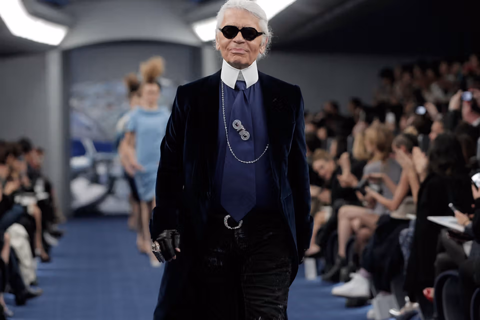 Ilustrasi sketsa karl lagerfeld untuk artikel Arsip Sketsa Karl Lagerfeld Dilelang di Sotheby's Paris