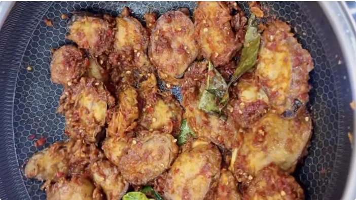 Ilustrasi terong raos crispy untuk artikel Terong Raos Crispy, Renyah di Luar dengan Saus Pedas Manis
