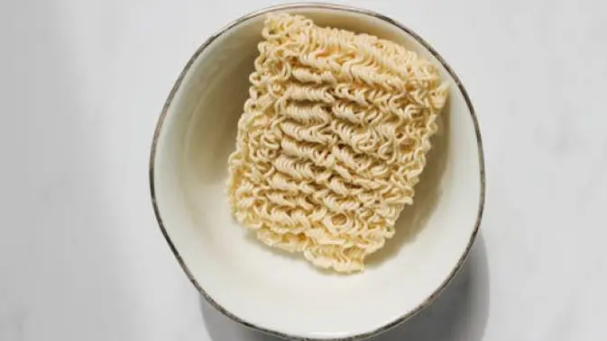 Ilustrasi menyimpan mie instan untuk artikel 7 Cara Menyimpan Mie Instan agar Bumbu Tidak Menggumpal