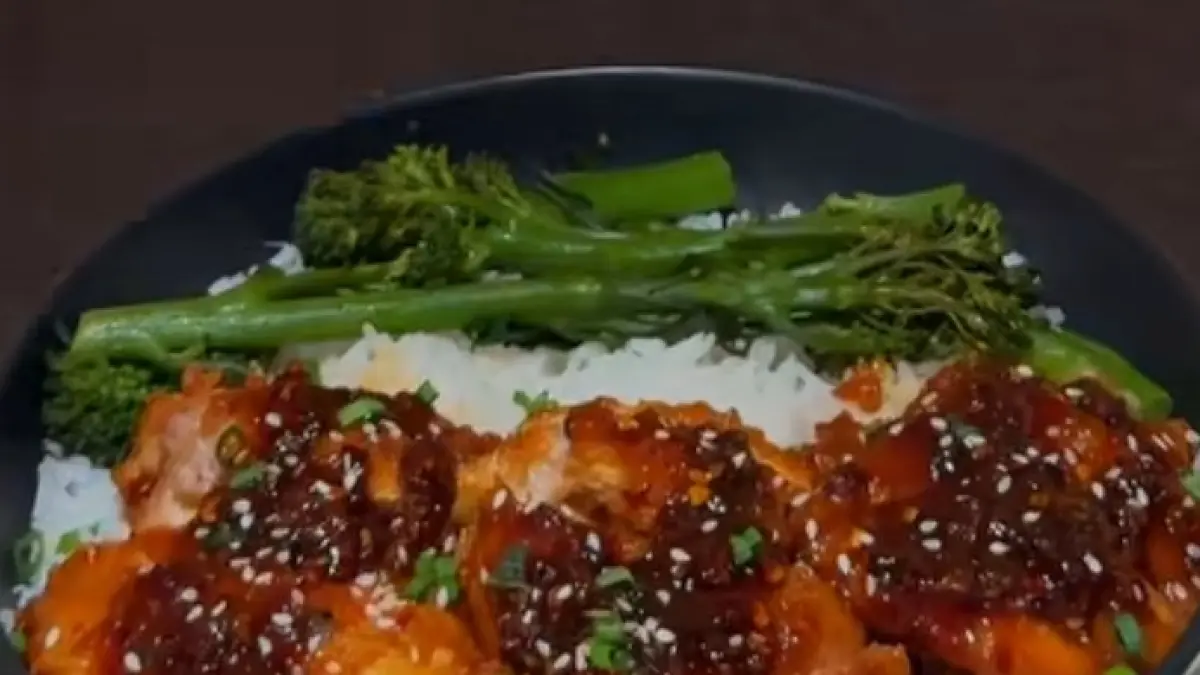 Ilustrasi ayam saus madu untuk artikel Resep Ayam Saus Madu Lemon: Honey Lemon Garlic Chicken