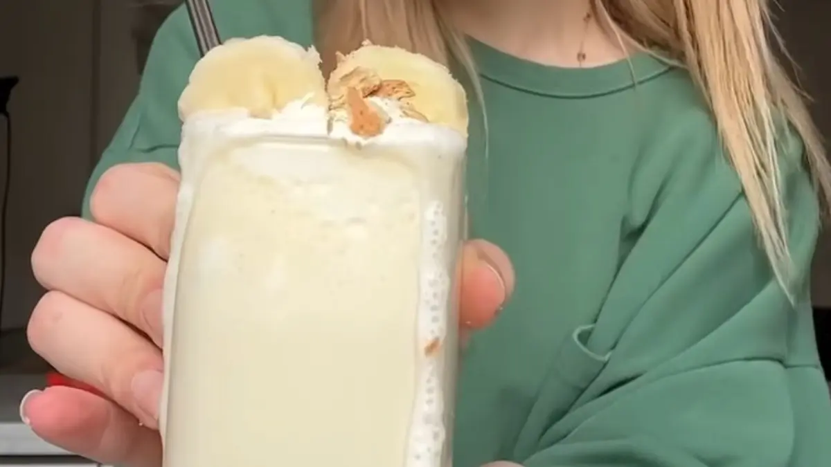 Ilustrasi banana frappe creamy untuk artikel Banana Frappe Creamy: Minuman Pisang Segar Praktis