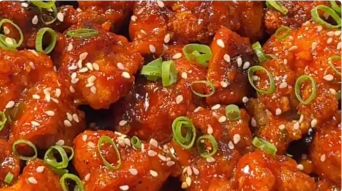 Ilustrasi gochujang chicken thighs untuk artikel Crispy Gochujang Chicken Thighs
