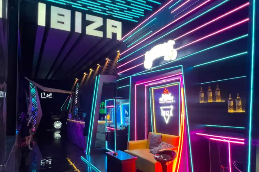 Ilustrasi ibiza club surabaya untuk artikel Daya Tarik dan Fasilitas Ibiza Club Surabaya