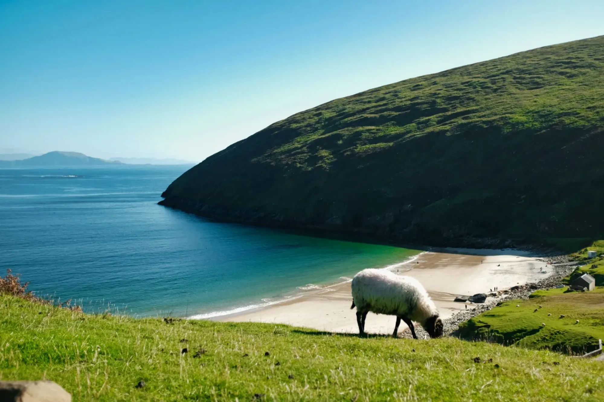 Ilustrasi keem beach untuk artikel Keem beach di Irlandia Dinobatkan Jadi Salah Satu Terbaik