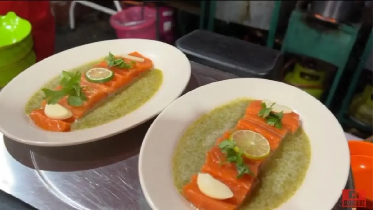 Ilustrasi kuliner kelapa gading untuk artikel Kuliner Kelapa Gading Viral: Salted Egg hingga Salmon Yum