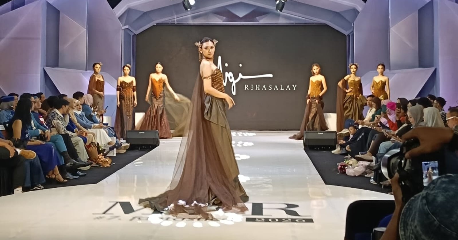 Ilustrasi malang fashion runway untuk artikel Malang Fashion Runway #7: Fantastica Hadirkan 58 Desainer
