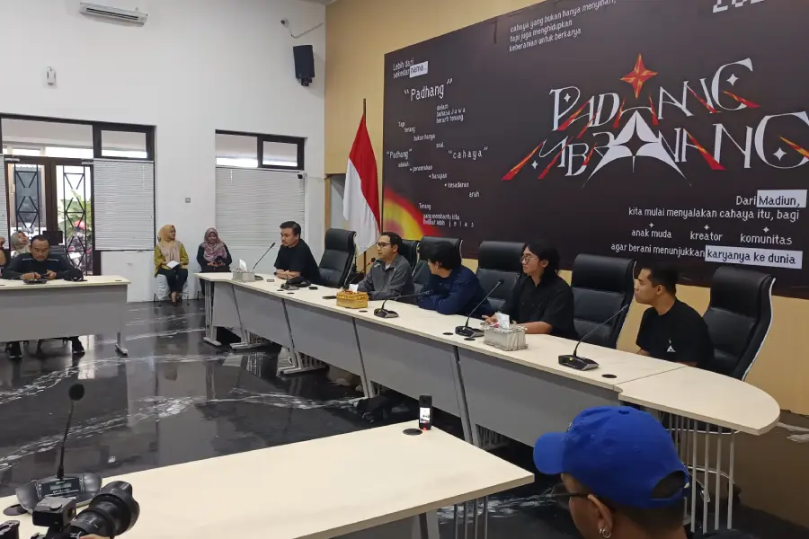 Ilustrasi padhang mbranang untuk artikel Padhang Mbranang: Balai Kota Madiun Jadi Layar Video Mapping