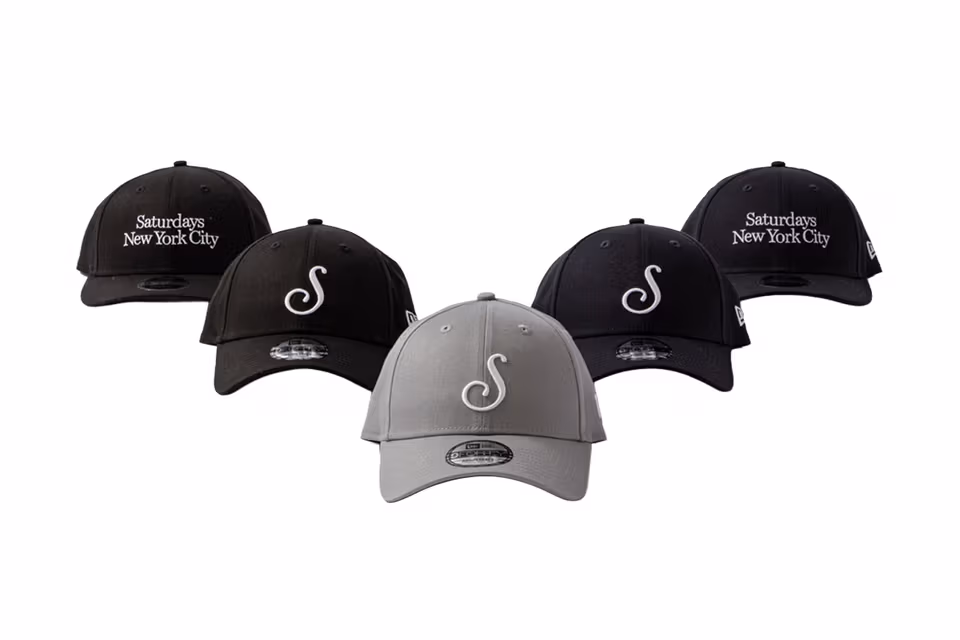 Ilustrasi saturdays nyc new era untuk artikel Saturdays NYC New Era: Dua Topi dengan Logo dan Bordir Berbeda
