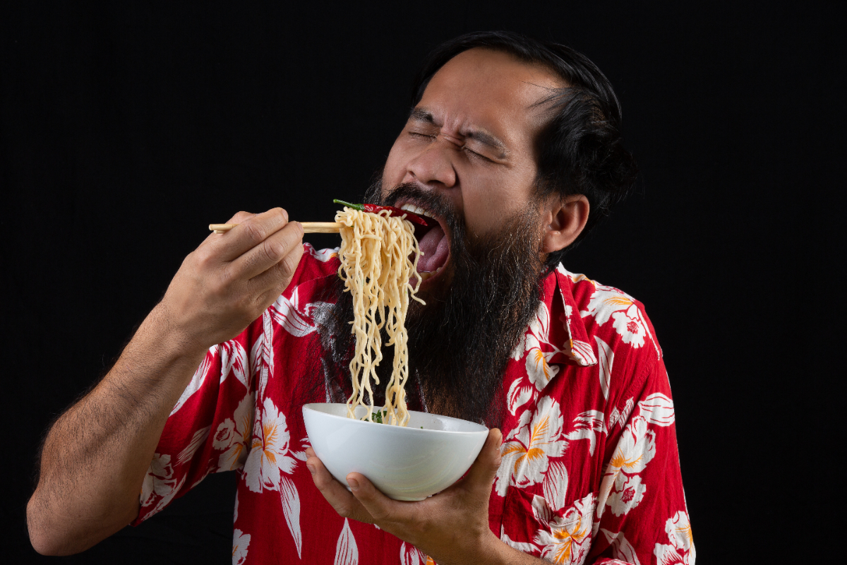 Ilustrasi mie instan tengah malam untuk artikel 11 Bahaya Sering Makan Mie Instan Tengah Malam