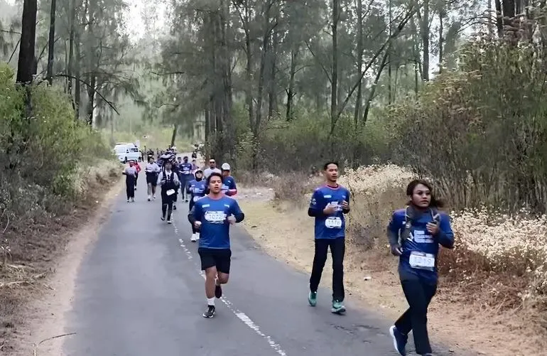 Ilustrasi ijen geopark run untuk artikel Ijen Geopark Run 2026 Dimulai, 839 Pelari Terpesona