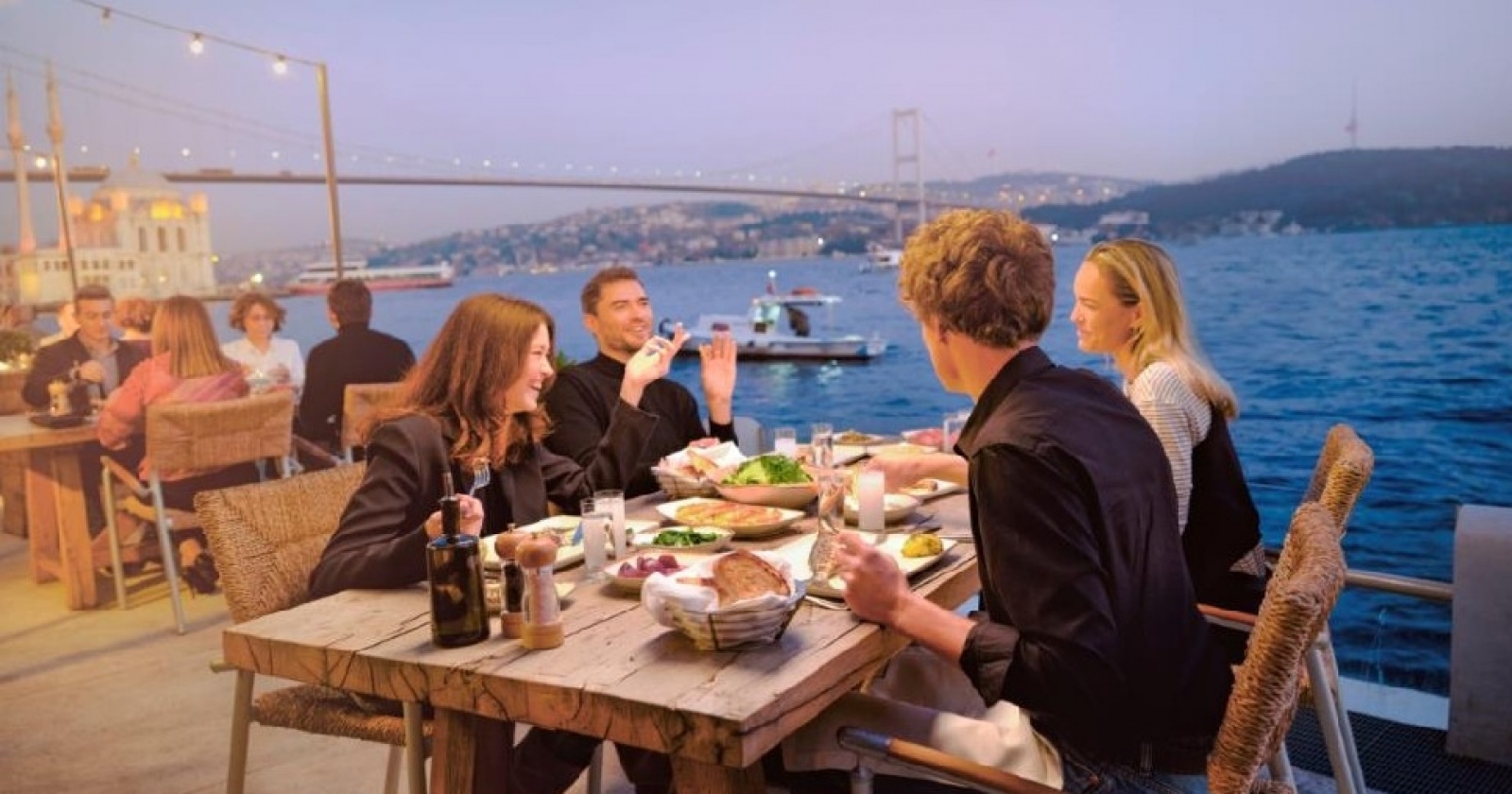 Ilustrasi kuliner musim panas untuk artikel 7 Kuliner Musim Panas Turkiye yang Wajib Dicoba