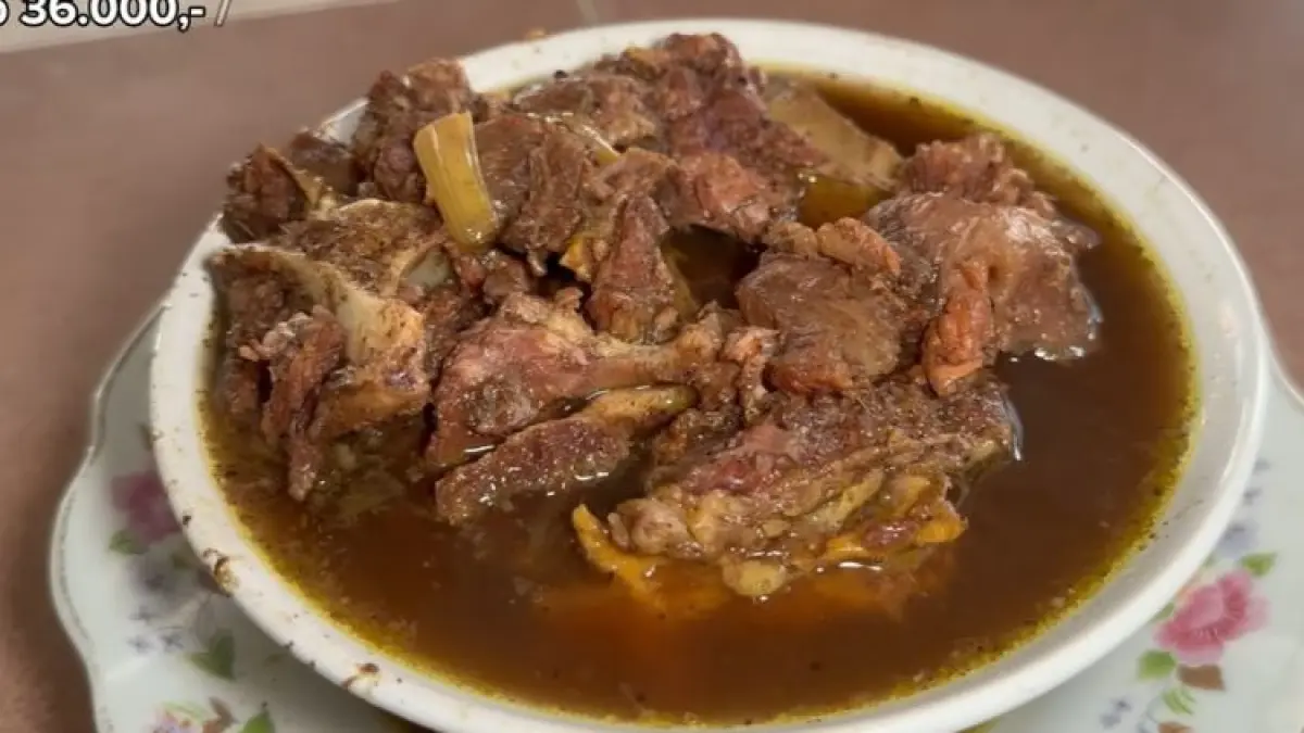 Ilustrasi rawon surabaya untuk artikel Rawon Surabaya: Hidden Gem Porsi Bar-Bar untuk Makan Siang