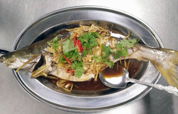 Ilustrasi ikan stim tempoyak untuk artikel Ikan Stim yak Sungai Jelai, Warisan Kuliner 200 Tahun