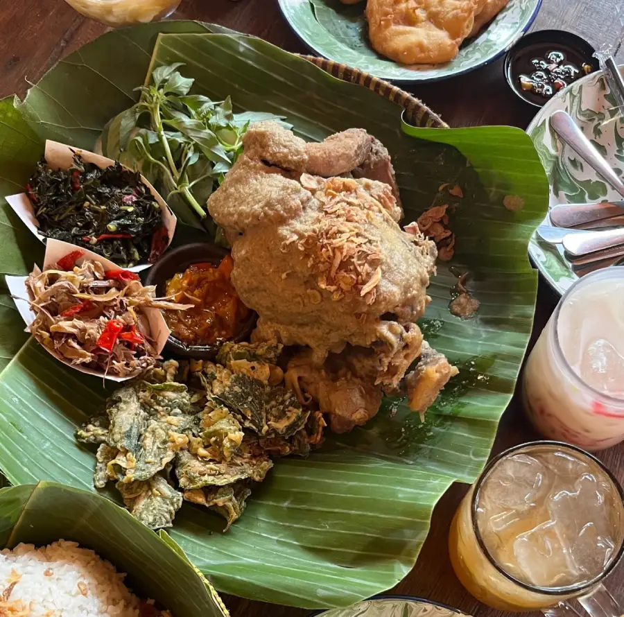 Ilustrasi kandang ingkung jogja untuk artikel Kandang Ingkung Jogja: Ayam Ingkung di Suasana Kebun Jati