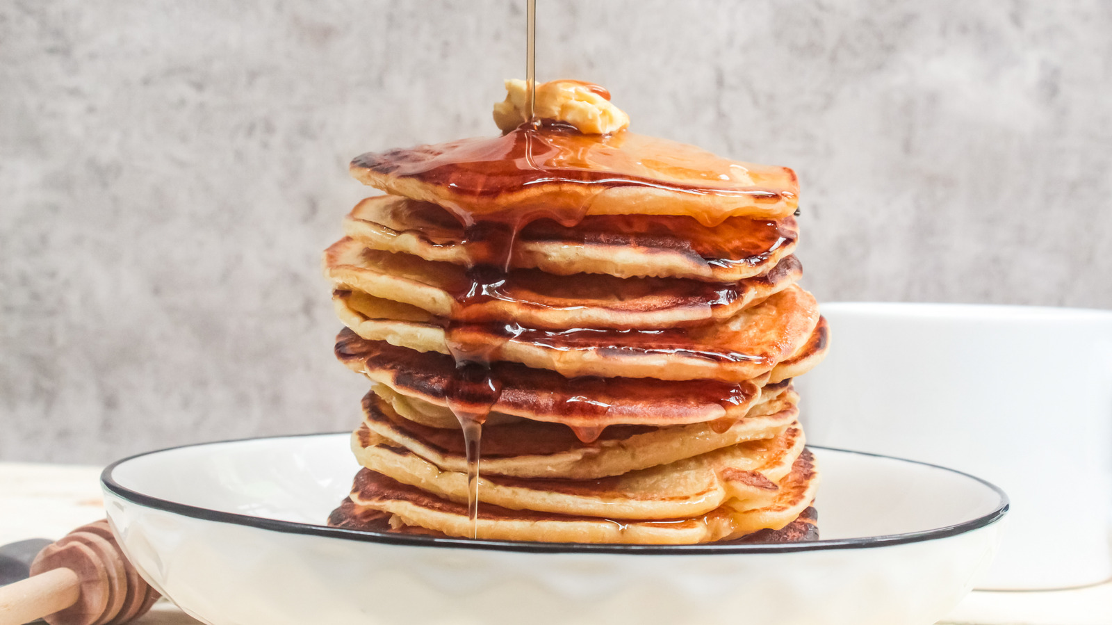 Ilustrasi pancake lembut tinggi untuk artikel Metode Mudah untuk Pancake Lembut Tinggi Ala Betty Crocker