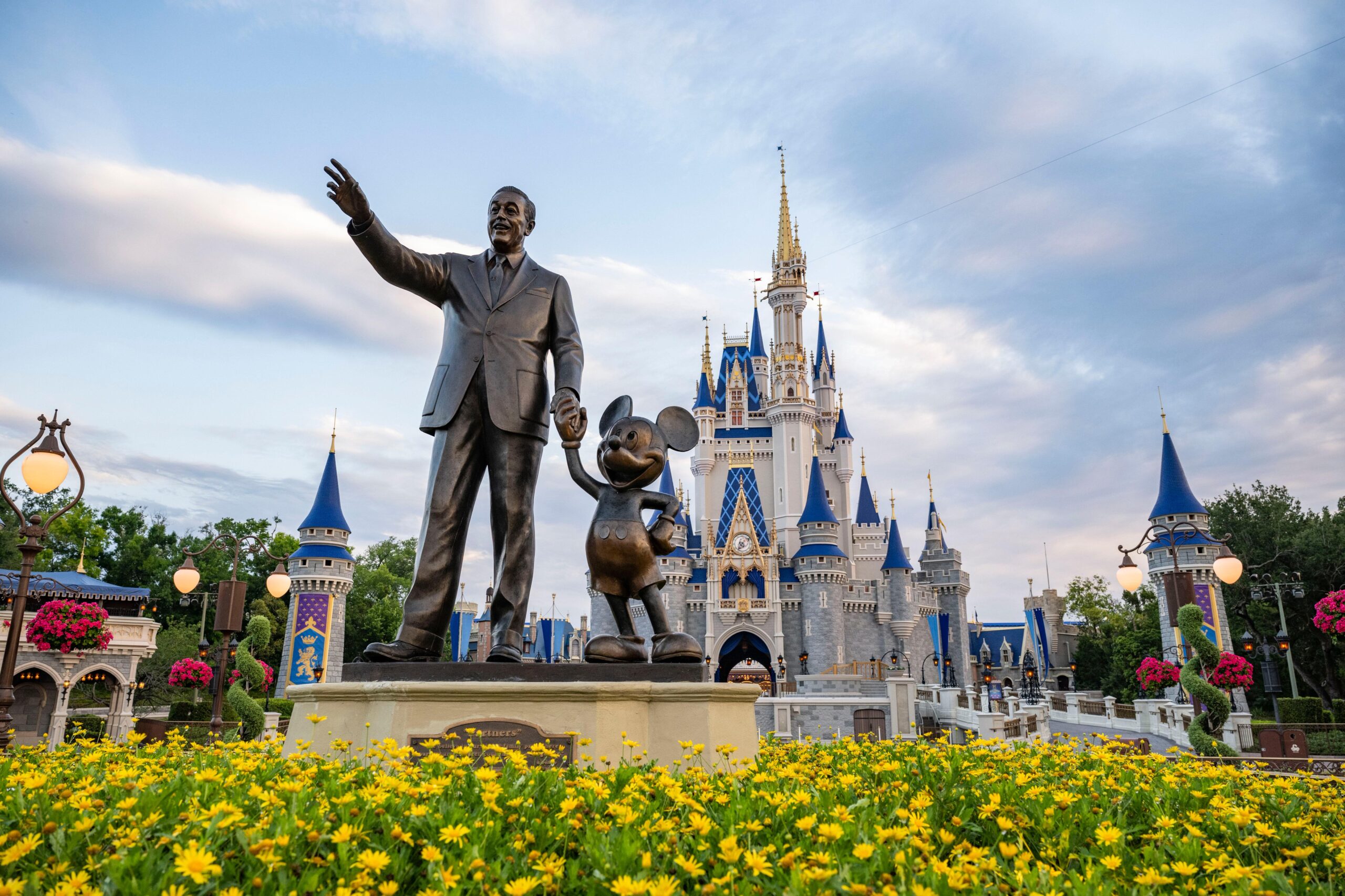 Ilustrasi magic kingdom untuk artikel Pesona Magic Kingdom: Kegembiraan dan Kenangan Abadi