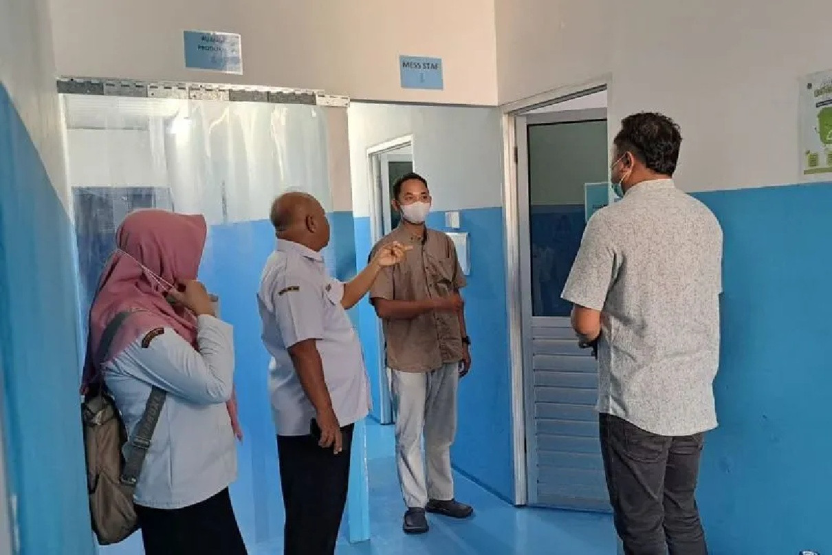 Ilustrasi kontaminasi bakteri untuk artikel Sampel MBG Pakisrejo Positif Kontaminasi Bakteri